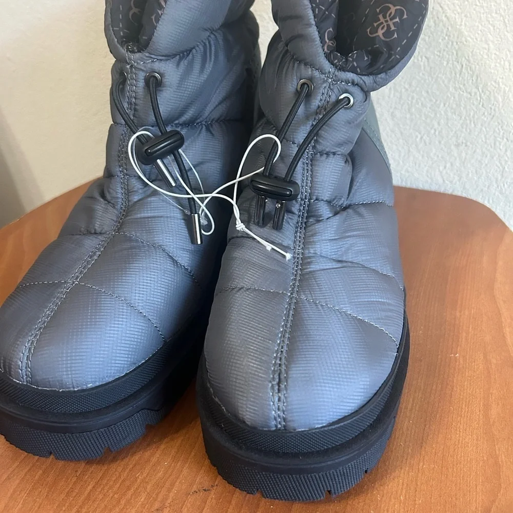 GUESS Leeda 2 Gray Cold Weather Booties Sz 8 Dark Gray Puffer Style Toggle Women